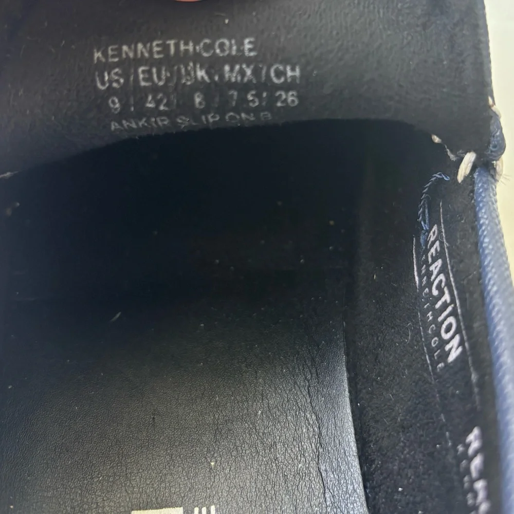 Kenneth Cole reaction Ankir navy blue slip on boat shoes size 9 white trim 90s